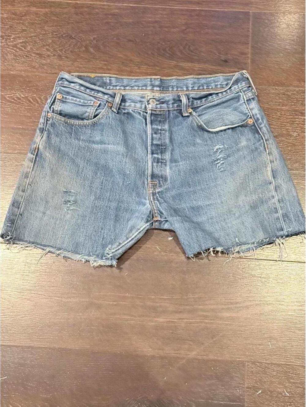 Levi’s 501 Cut-Off Denim Shorts – Women’s W34 S31